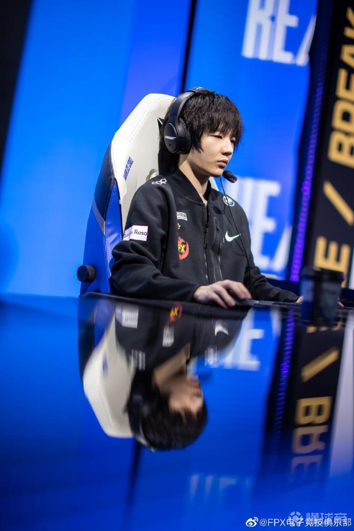 开云体育在线-100T碾压DK，Crisp团战一打五宿敌对决淘汰赛，点燃全场激情