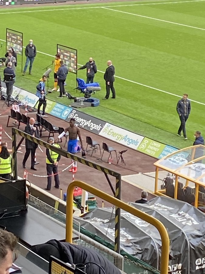 狼队客场告捷超越多支球队,掌声雷动 狼队客场告捷超越多支球队,掌声雷动