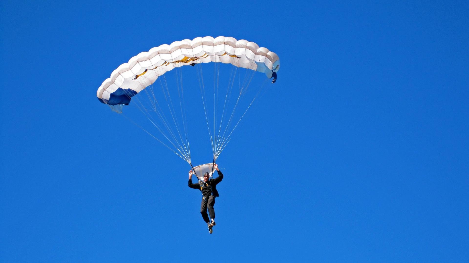 F1喧嚣之外,切特用一场无声轰鸣宣告新王降临